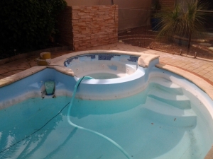 willetton_pool_with_spa_before_reno.jpg